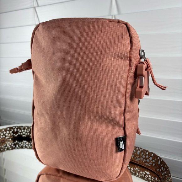 Nike Bag Heritage Crossbody Pink Zip Closure Adjustable Removable Strap Travel - Picture 4 of 10